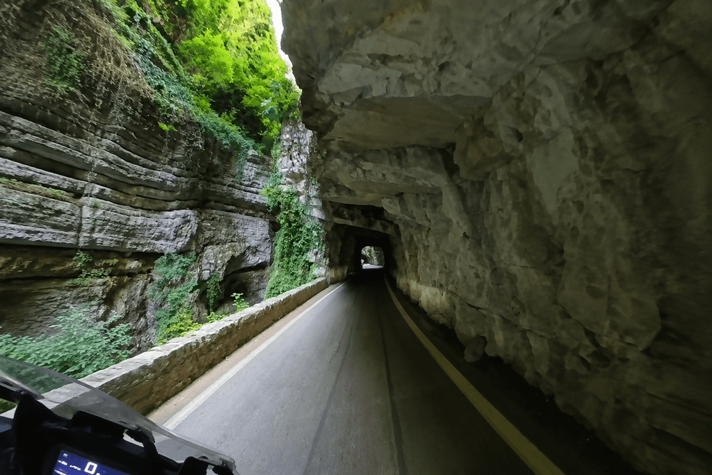 Passaggio scavato nella roccia lungo la Strada della Forra in moto.