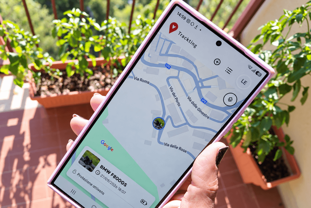 App Trackting aperta sullo smartphone con posizione della BMW F800GS su una mappa con vie fittizie