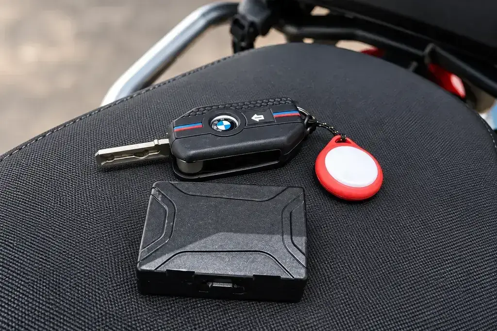 Trackting SMART V3 e tag sulla sella della BMW F800GS